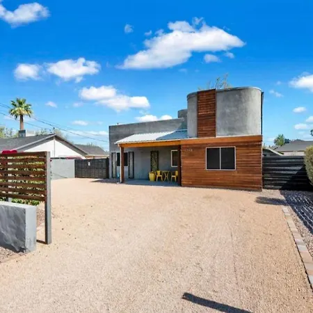 Modern Art House In Midtown, Pet Friendly Villa